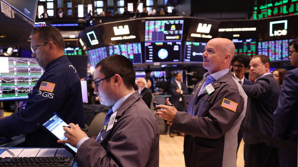 US Stocks Rally for Sixth Day Boosts Market Sentiment; Hong Kong Shares Face Resistance at Highs as Investors Eye Tech Hardware and Domestic Demand Plays