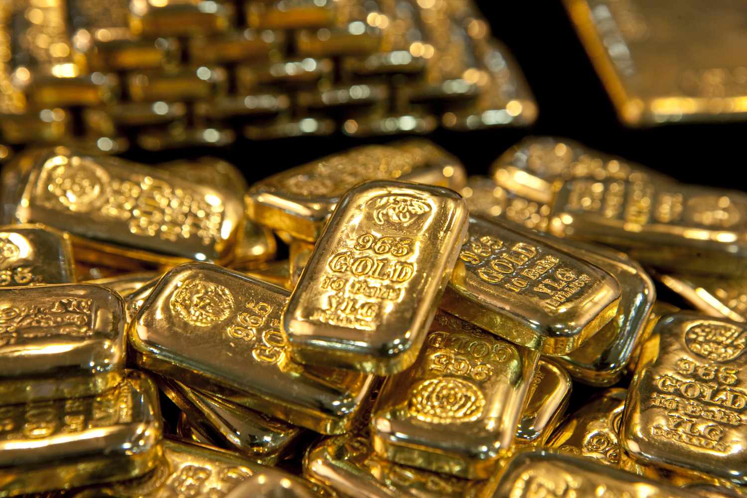 [Daily Closing 🔔] Gold – Gold Prices Slide as Investors Cash Out After U.S.-China Tariff Deal