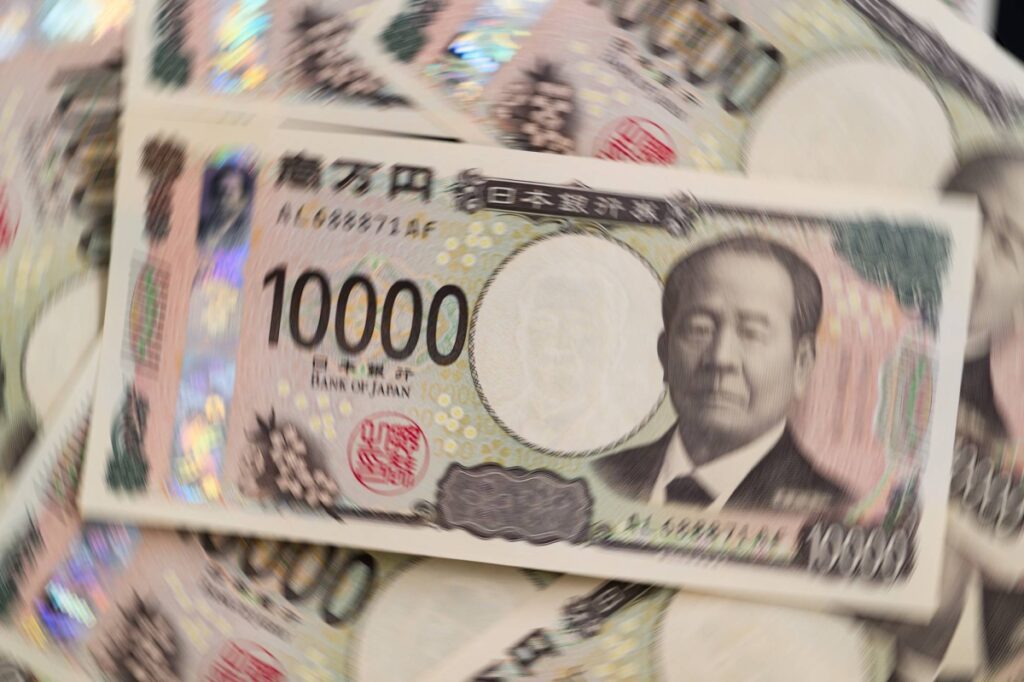 Japan’s GDP Shrinks Unexpectedly, Yen Slides Near 145 as BOJ Stays Dovish and Safe-Haven Demand Grows