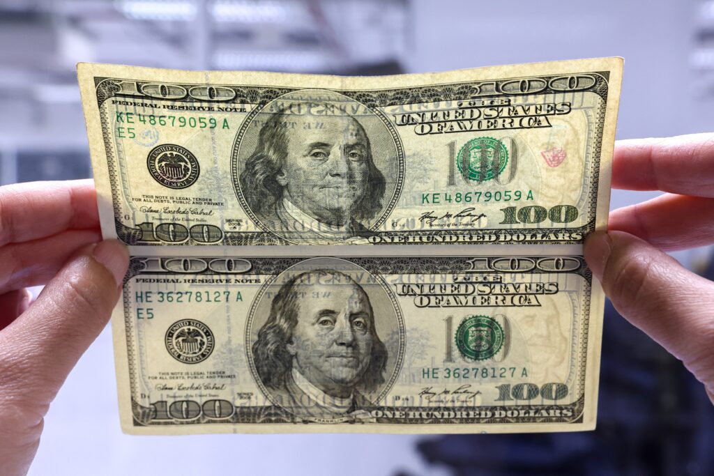 Dollar Declines for Third Straight Session, Boosting Safe-Haven Demand for Gold and Yen as G7 Summit Looms