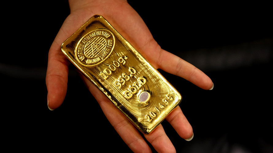 Gold Pulls Back to $3,297 as Dollar Rebounds and Stocks Rise — Investors Eye U.S. Economic Data and Key Technical Support