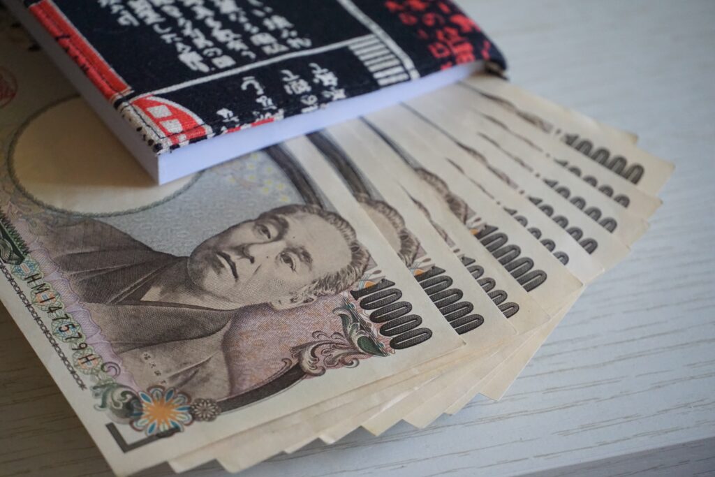 Japanese Yen Hits Two-Week Low Against US Dollar Amid Strong US Economic Data and Fading Rate Cut Expectations
