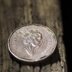 Pound Rises on Fed Rate Cut Expectations and Geopolitical Tensions, Briefly Hits 1.3500 Against the Dollar