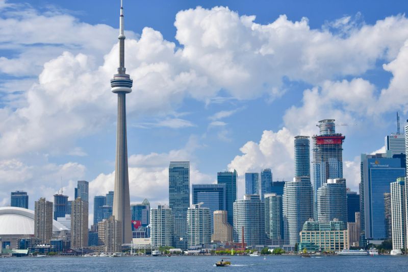 Bank of Canada Survey Signals Renewed Confidence — What Hong Kong Investors Should Know About Global Trade and Policy Risks