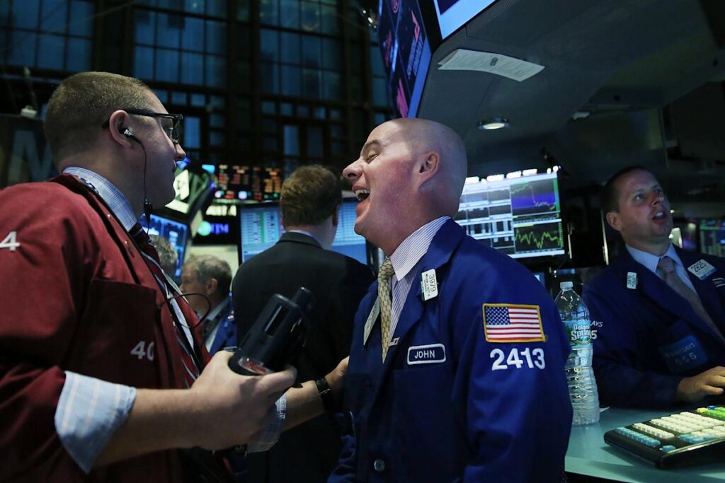 Oppenheimer Raises S&P 500 Year-End Target to 7,100 Points on Easing Trade Tensions and Strong Earnings