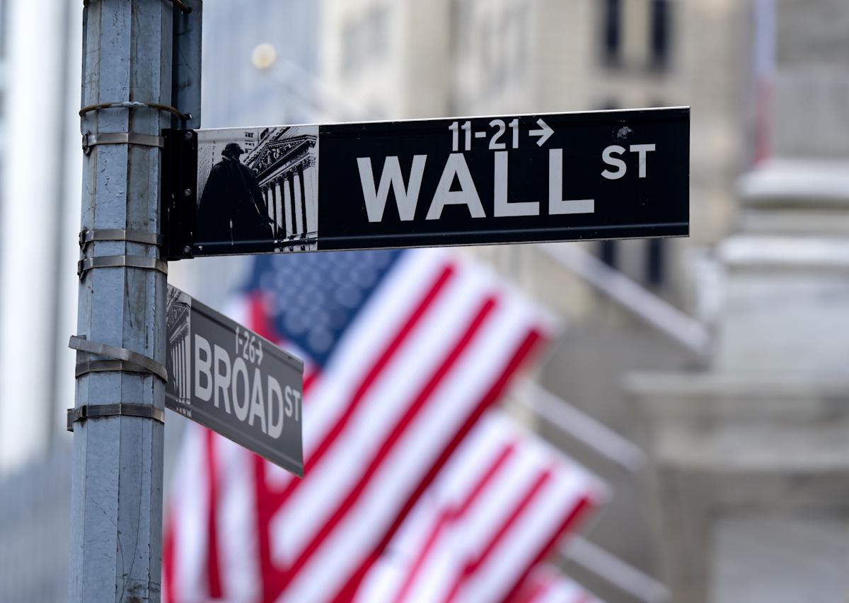 Stock Futures Slide Amid Rising Global Tariffs, Mixed Tech Earnings, and Economic Data Uncertainty