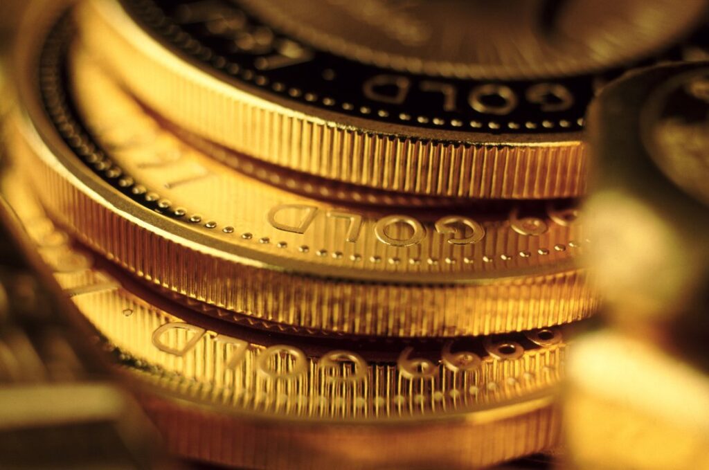 Gold Price at a Crucial Juncture: Mixed Signals and Forecasts as August 2025 Approaches
