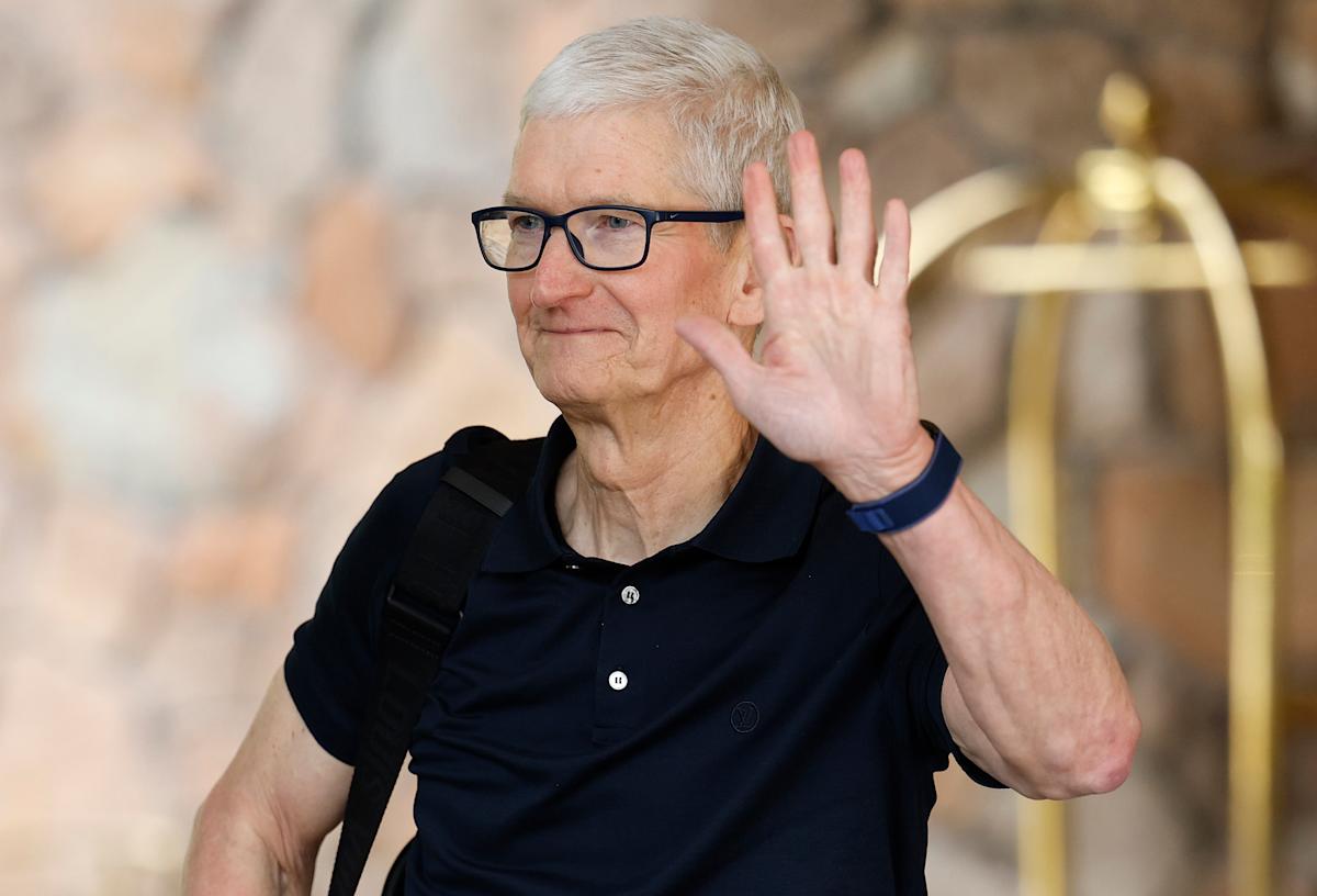 Apple and Amazon Earnings Beat Expectations, Undermining Tech Bubble Concerns with Strong Growth and AI Investments