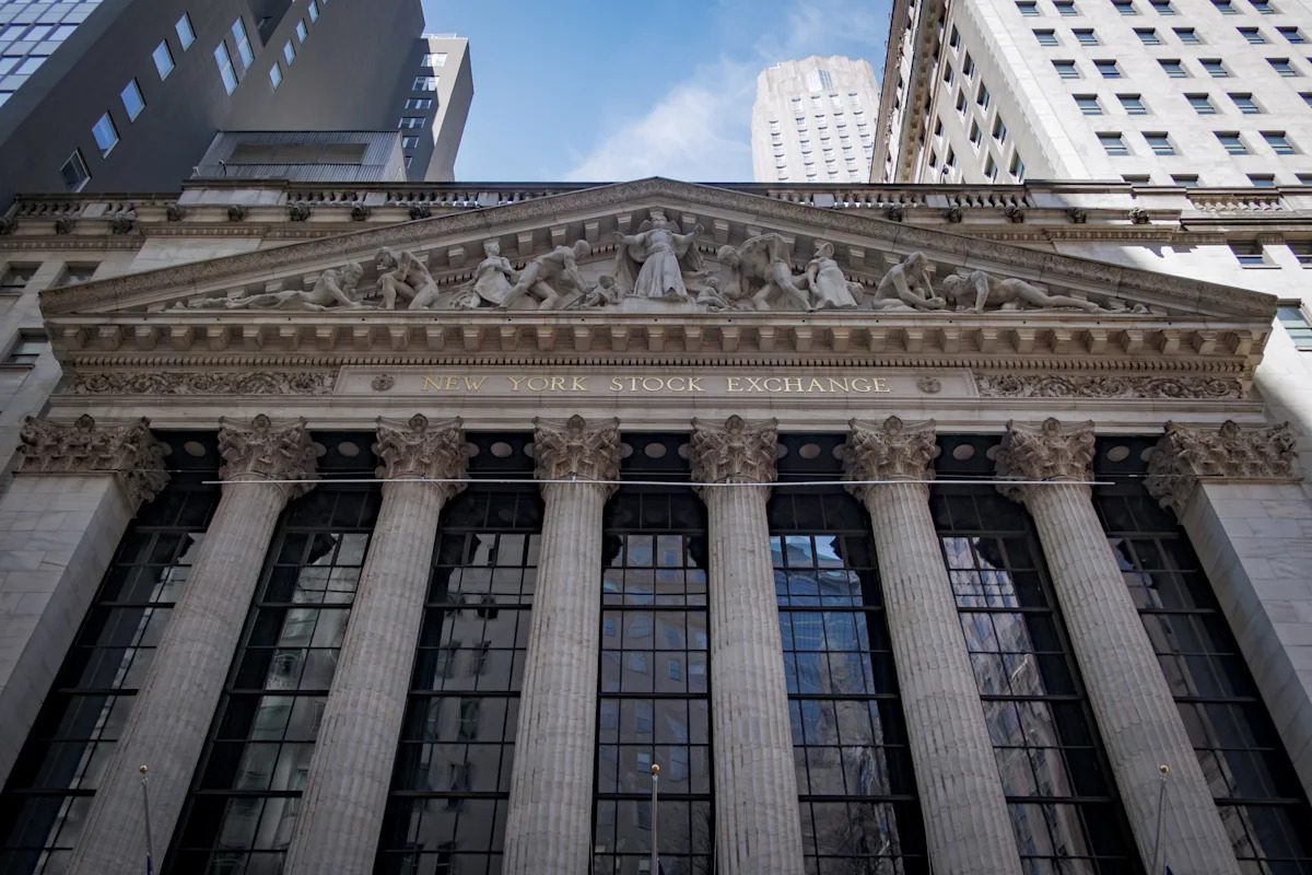 Wall Street Market Moves: Mixed Earnings, Trade Tensions, and Volatility Ahead