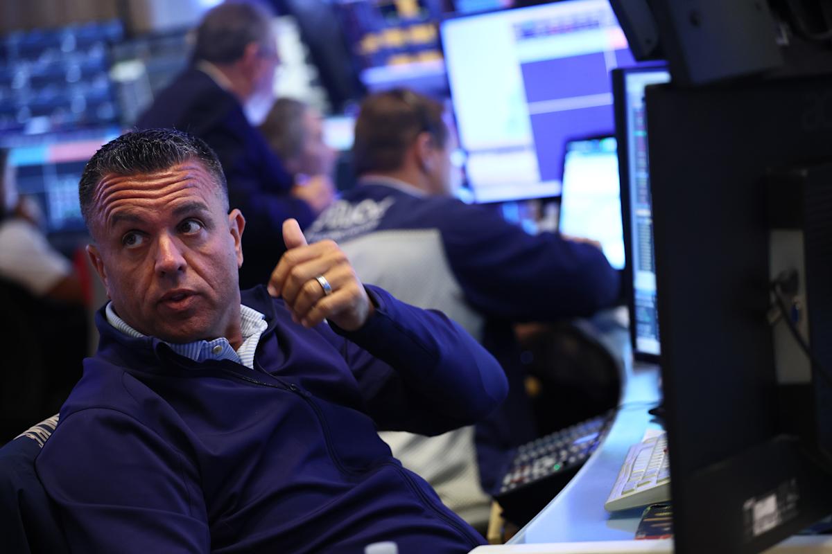 Apple’s Strong Q3 Earnings Propel Nasdaq Rally and Boost U.S. Stock Market Optimism
