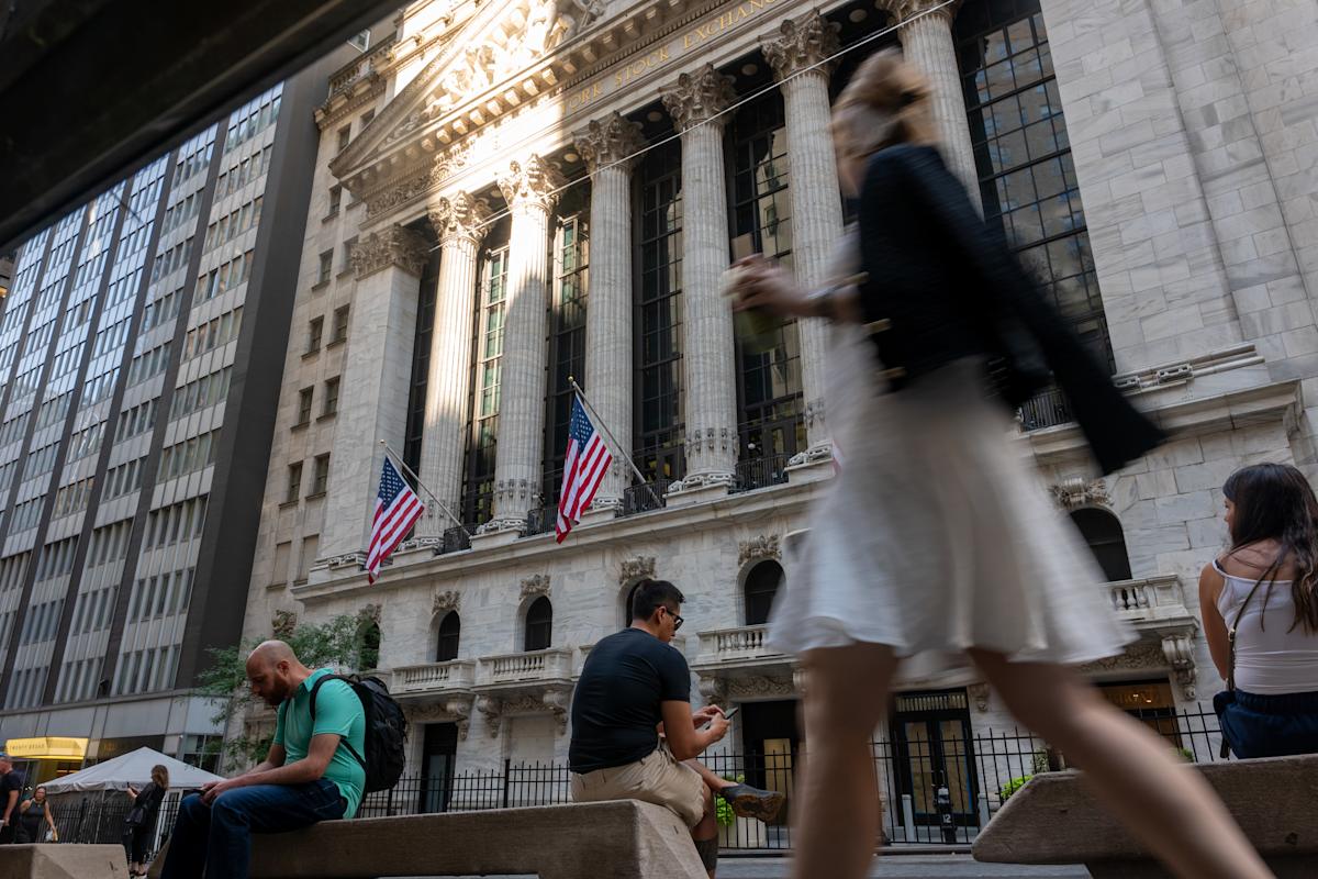 U.S. Stock Market Volatility Surges Amid New Semiconductor Tariffs and Trade Tensions with India
