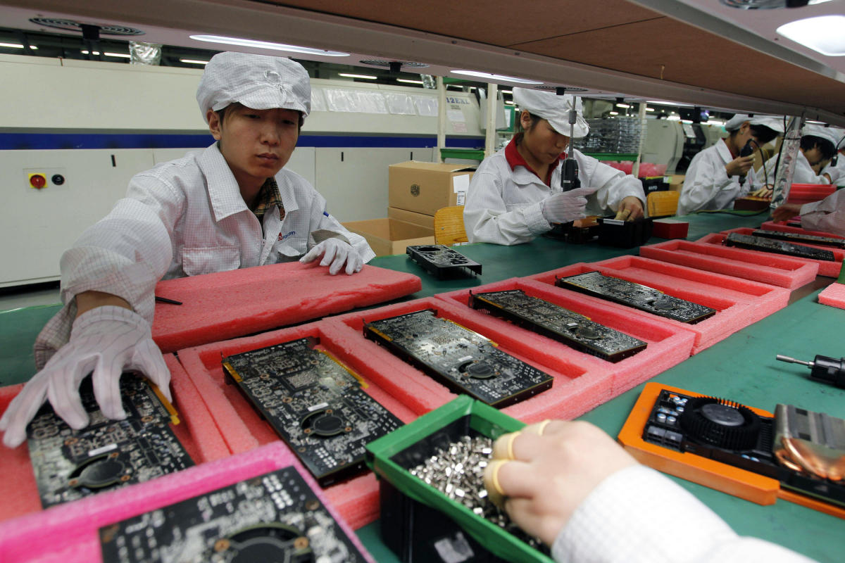 Foxconn’s AI Growth, Birkenstock’s Global Expansion, and Deere’s Agricultural Challenges: Key Earnings Insights