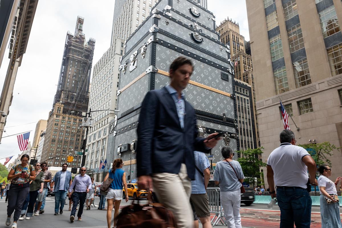 U.S. Consumer Sentiment Falls in August 2025 Amid Rising Inflation Fears and Weak Durable Goods Outlook