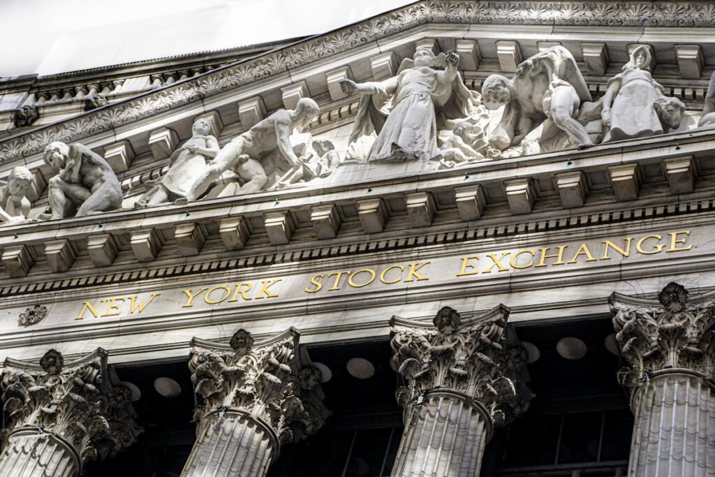 U.S. Stock Market Pauses Amid Fed Rate Uncertainty and Global Geopolitical Risks