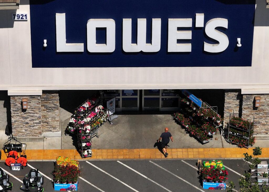 Lowe’s Q2 2025 Earnings Beat Expectations Amid Flat Revenue and Consumer Caution, with Optimistic Outlook for Year-End