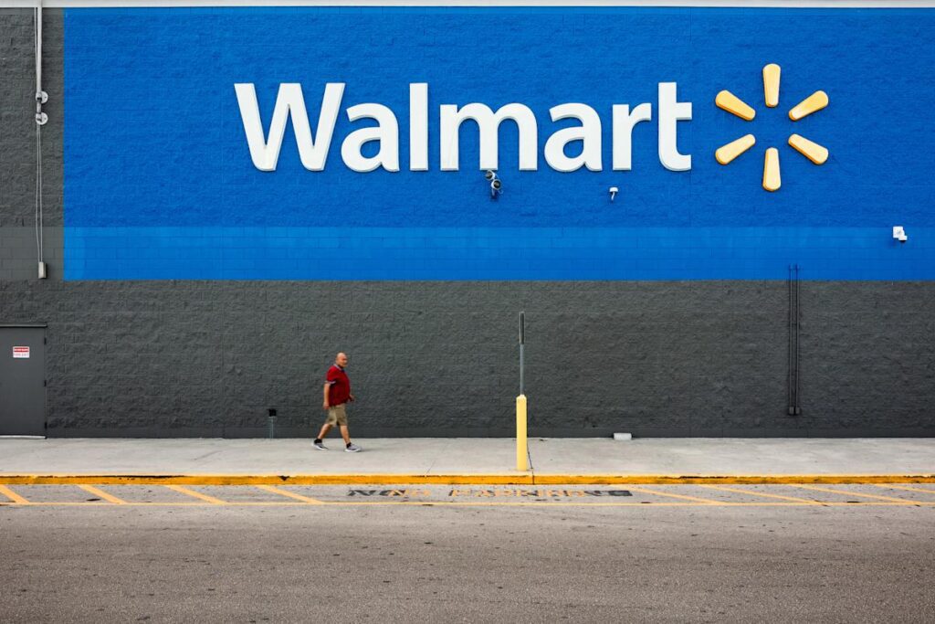 “Walmart Dominates Retail Landscape with Strong Q1 Results and Optimistic 2025 Outlook”