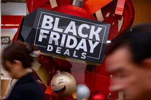 How US Holiday Shopping in 2025 Is Changing: Budget Cuts, Early Planning, and Digital Trends Shaping Consumer Behavior