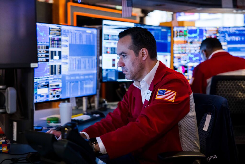 U.S. Government Shutdown 2025: Impact on Treasury Yields, Federal Reserve Decisions, and Market Volatility