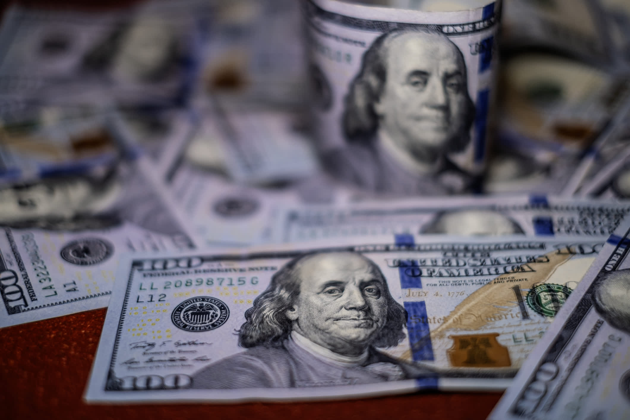 “US Dollar Volatility: How Political Uncertainty and Economic Data Surprises Are Impacting the Global Currency”