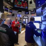 US Stock Market Under Pressure: Navigating Uncertainty Amid Shutdown and High Valuations