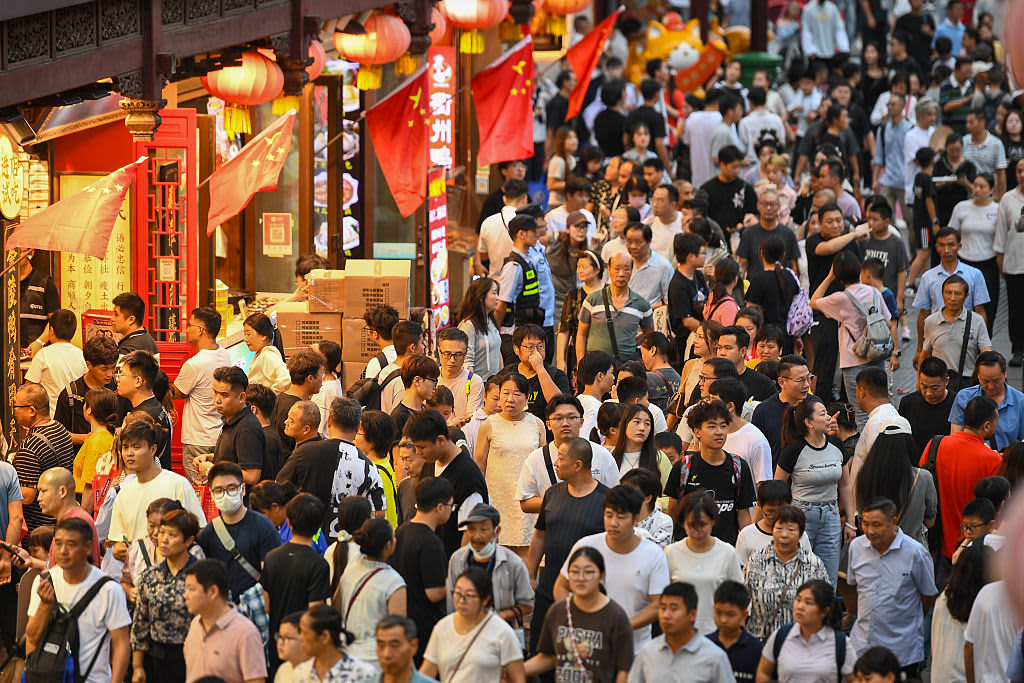 China’s Golden Week Travel Frenzy Fuels Price Wars and Shifts in Consumer Spending