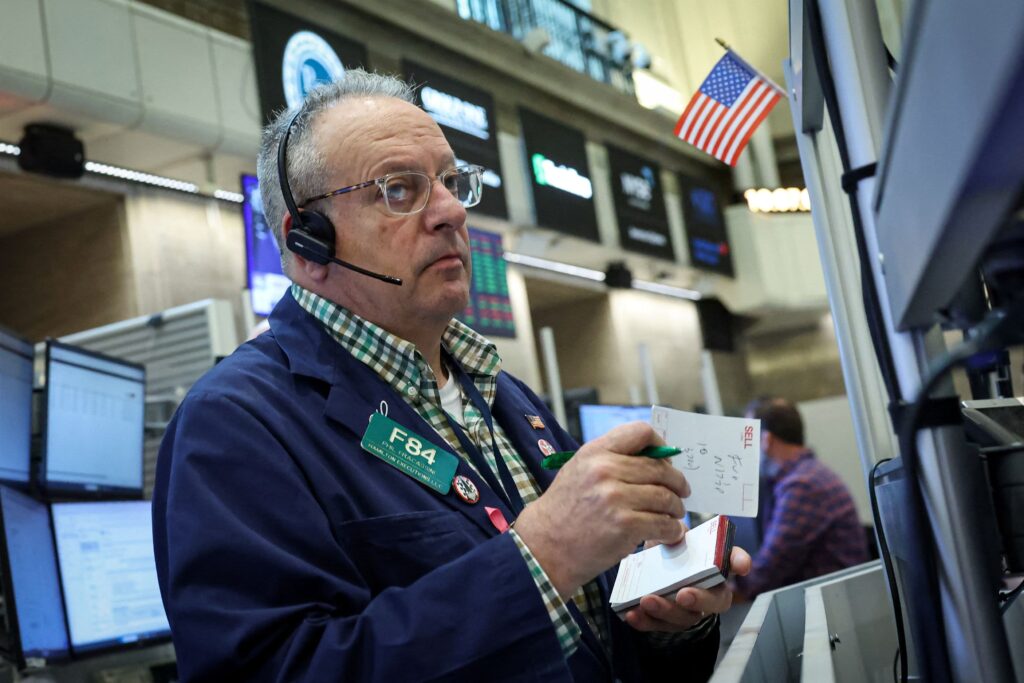 Treasury Yields Climb Higher as US Faces Economic Data Blackout