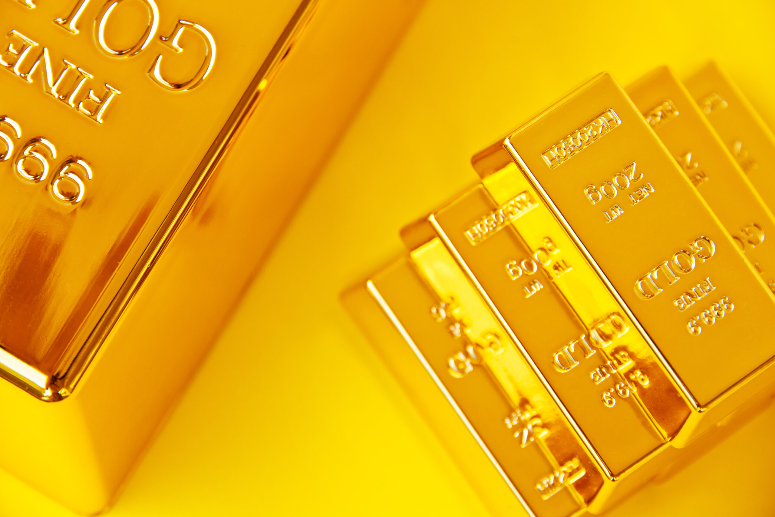 Gold Plummets Below $4,100 as Hawkish Fed Tone Dampens December Rate Cut Speculation