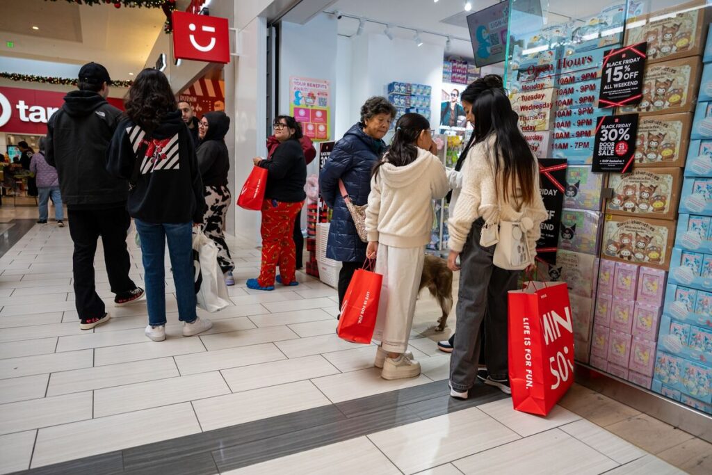 US Consumer Sentiment Rises for First Time in Five Months as Inflation Expectations Ease