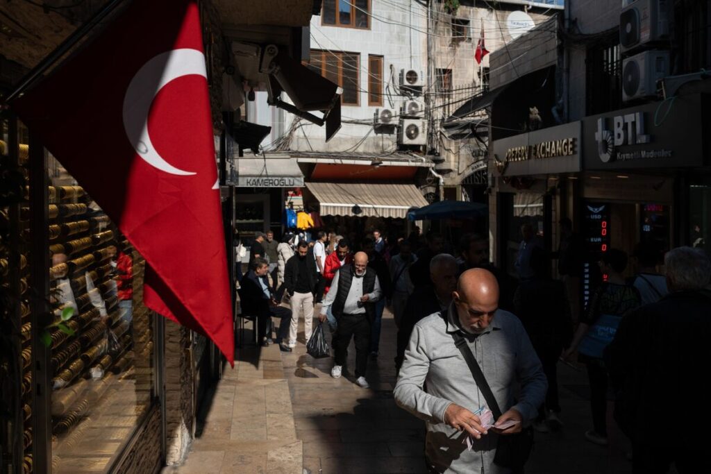 Turkey Boosts Minimum Wage by 27%, Aligning with Inflation Expectations