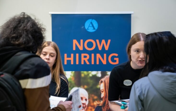 US Labor Market Hits a Turning Point: Negative Hiring Growth Amid Immigration Crackdown and Demographic Shifts