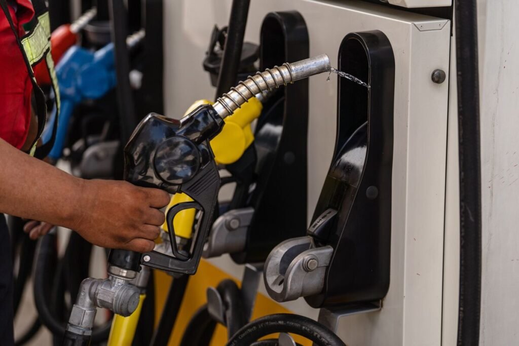 Iran War Disrupts US Spring Housing Momentum Amid Stable Rates and Growing Inventory