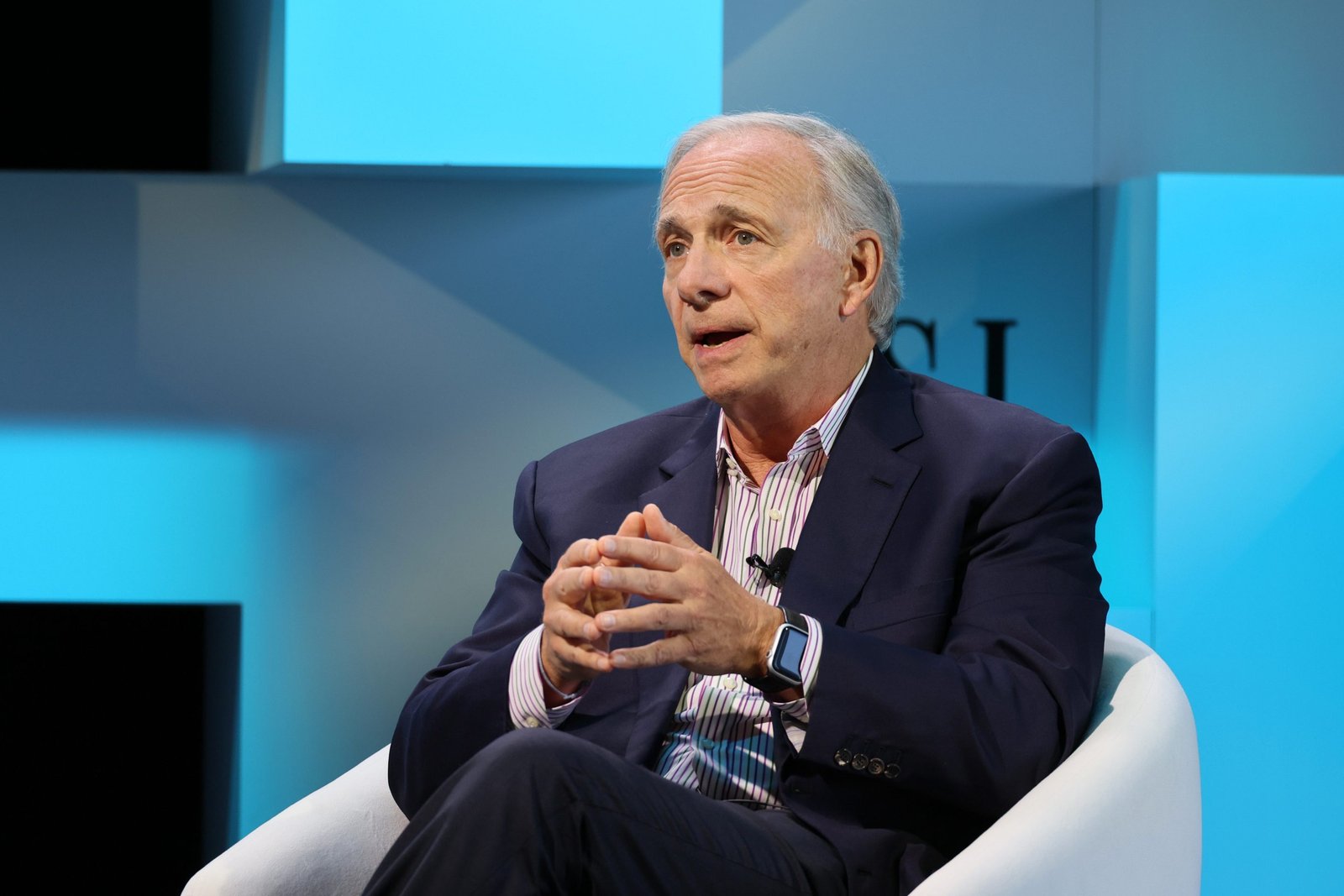 Ray Dalio Sounds Alarm on US Stagflation Risks as Fed’s Credibility Faces Inflation Showdown