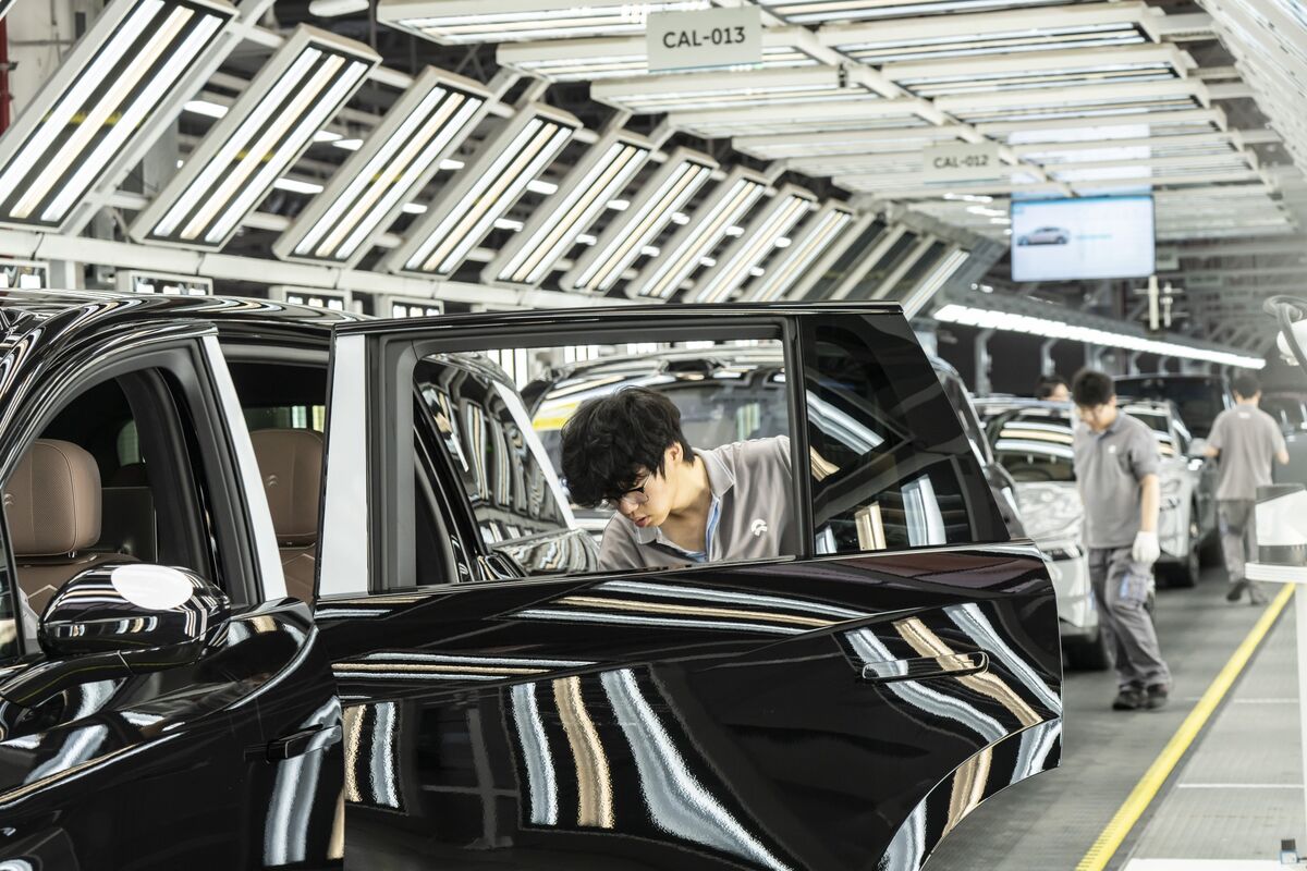 China’s Manufacturing PMI Slides Back Into Contraction, Highlighting Fragile Recovery