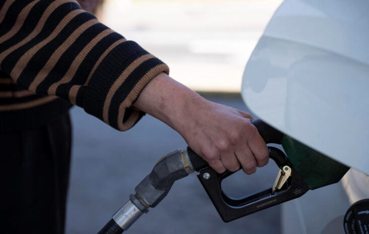 US Consumer Confidence Edges Up on Falling Gas Prices, But Job and Income Worries Persist