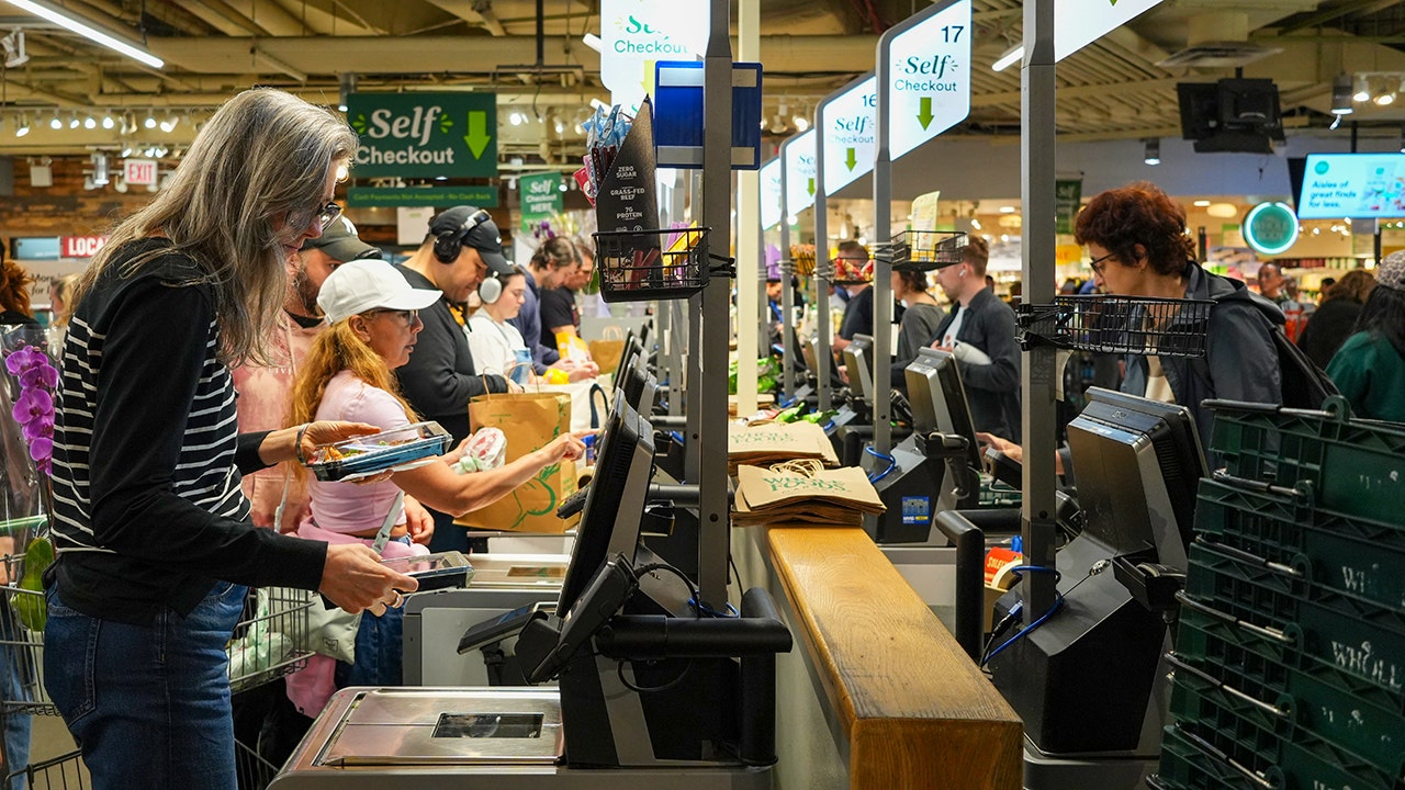 US Households Increasingly Using Credit Cards for Groceries Amid Soaring Food Prices