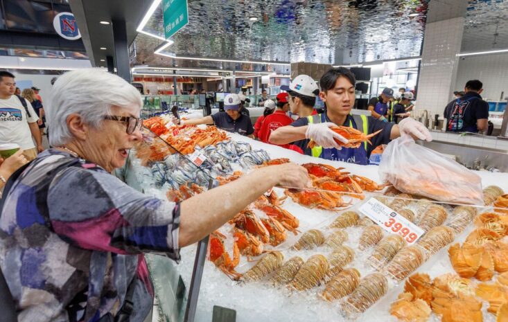 Australia’s Household Spending Surprises Market, Keeps RBA’s Tightening Bias Alive