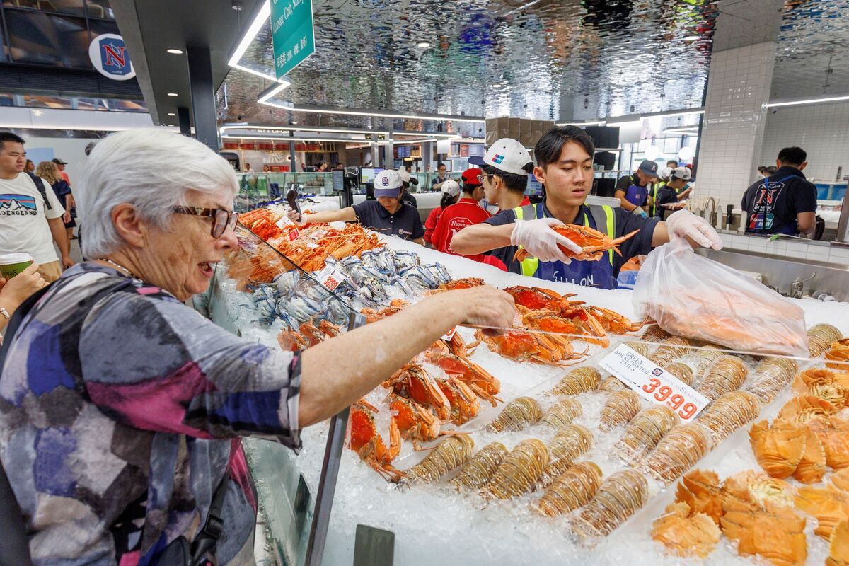 Australia’s Household Spending Surprises Market, Keeps RBA’s Tightening Bias Alive